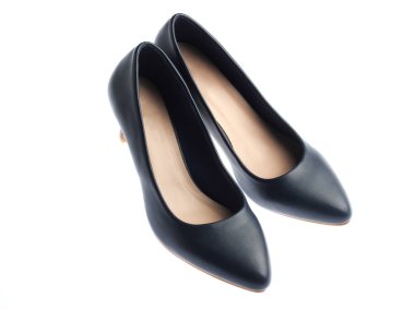 Beyaz arka planda izole edilmiş klasik yüksek topuklu ayakkabı.