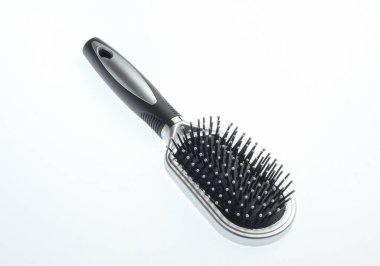 Taraklı fırça beyaz arkaplanda izole edilmiş. Saç bakımı