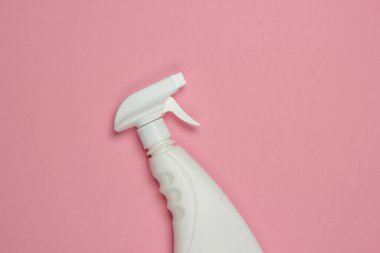 Pembe pastel arka planda temizlik için beyaz sprey. Üst Manzara. Minimalizm
