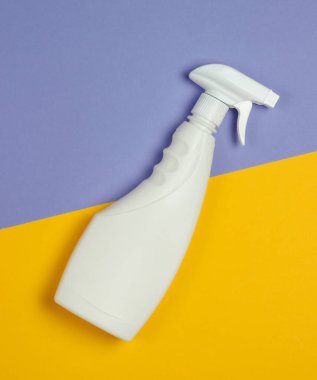 Mavi sarı arka planı temizlemek için beyaz sprey. Üst Manzara. Minimalizm