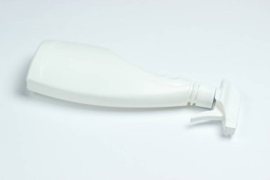 Beyaz arka planda temizlik için beyaz sprey. Üst Manzara. Minimalizm