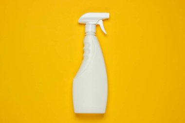Sarı arka planı temizlemek için beyaz sprey. Üst Manzara. Minimalizm