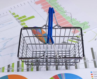Finansal satış istatistikleri. Grafikler ve grafiklerle dolu alışveriş sepeti. İş ve finans, analitik