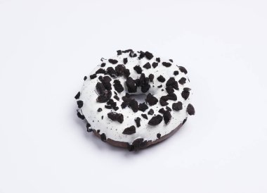 Beyaz arka planda çikolata parçacıkları serpiştirilmiş jöleli çörek. Tatlı kek, sağlıksız yemek.