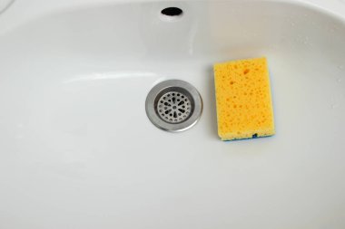 Lavaboda sünger, yakın plan. Tuvalet temizliği.