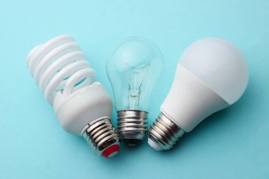 Enerji tasarrufu ve parlak ışık mavi pastel arka planda yakın plan