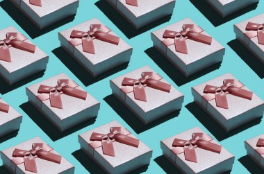 Popüler sanat geçmişi. Mavi arka planda bir sürü hediye kutusu var. Tatil konsepti, doğum günü. Gölgeli moda çekimi