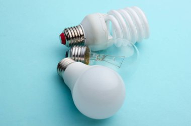 Enerji tasarrufu ve parlak ışık mavi pastel arka planda yakın plan