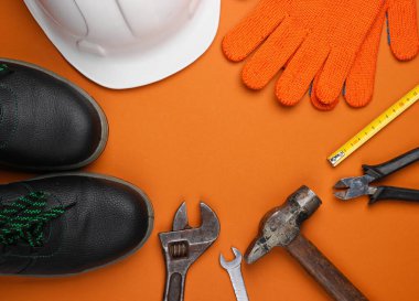 Güvenlik ekipmanları ve kahverengi arka planda çalışma aracı. Üst Manzara. Polis alanı