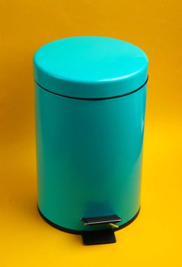 Sarı arka planda çöp kutusu