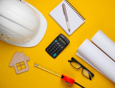 Yuvarlak çizimli mimarların yaratıcı tasarımı, mimari proje planı, mühendislik araçları ve sarı arka plandaki kırtasiye malzemeleri, çalışma alanı. Üst Manzara. Düz yatıyordu