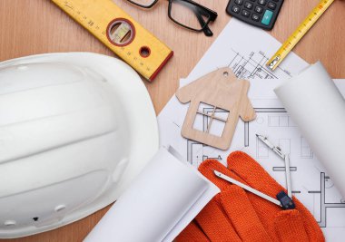 Yuvarlak çizimli mimarların yaratıcı tasarımı, mimari proje planı, masa üzerinde mühendislik araçları ve kırtasiye malzemeleri, çalışma alanı. Üst Manzara. Düz yatıyordu