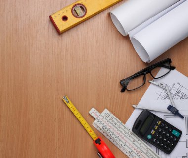 Yuvarlak çizimli mimarların yaratıcı tasarımı, mimari proje planı, masa üzerinde mühendislik araçları ve kırtasiye malzemeleri, çalışma alanı. Üst Manzara. Düz yatıyordu. Boşluğu kopyala