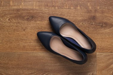 Yerde topuklu kadın deri ayakkabıları. Üst görünüm