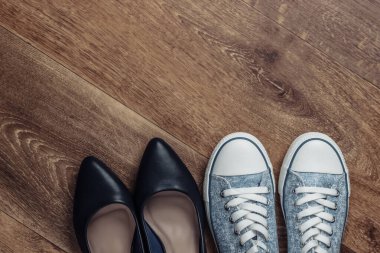 Topuklu kadın deri ayakkabıları, yerde spor ayakkabıları. Üst görünüm