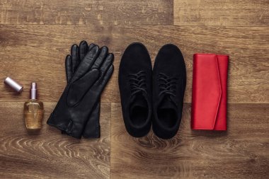 Yerde kadın aksesuarları var. Moda uzmanı. Üst Manzara. Düz yatıyordu