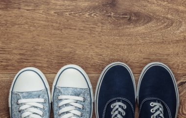 Yerde şık, şık ayakkabılar var. Üst görünüm