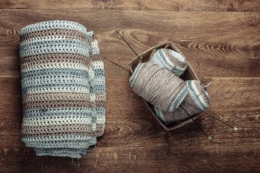 Ev hobisi. Yünlü iplikler, iplikler, yerde örülmüş ürünler. Üst görünüm