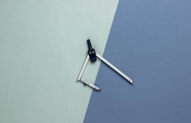 Mavi mor arkaplana çizim için pusula. Üst Manzara. Kırtasiye malzemeleri. Mühendislik