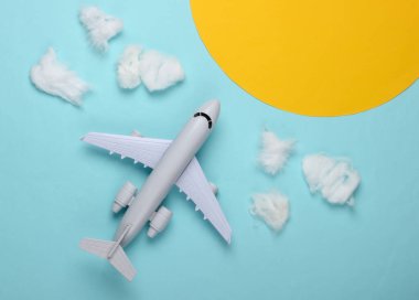 Uçak, bulutlar ve güneş ile seyahat konseptinin düz dizaynı. Minimalizm. Üst görünüm
