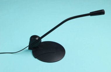 Bilgisayar mikrofonu mavi arkaplanda.