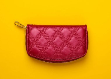 Sarı arka planda kırmızı cüzdan. Üst Manzara. Moda minimalizmi