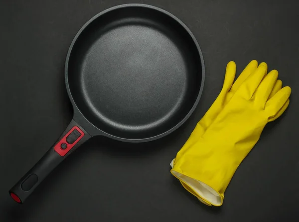 Hausarbeit Geschirr Spülen Bratpfanne Handschuhe Auf Schwarzem Hintergrund Ansicht Von — Stockfoto