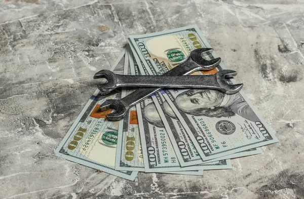 灰色混凝土背景下的两张皱折和美元钞票 工作工具 — 图库照片