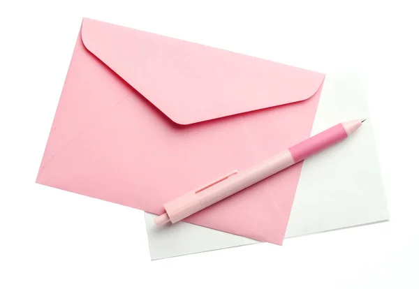 Envelope Rosa Com Uma Letra Caneta Isoladas Sobre Fundo Branco — Fotografia de Stock