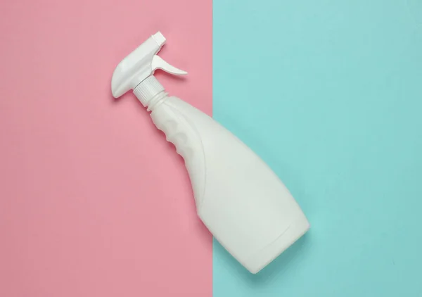 Garrafa Branca Spray Para Limpeza Fundo Pastel Rosa Azul Vista — Fotografia de Stock