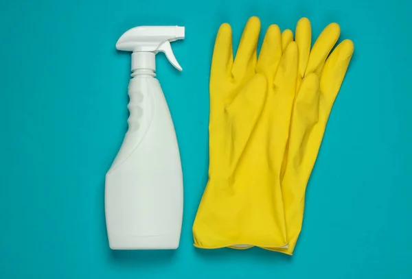 Witte Fles Spray Voor Reiniging Handschoenen Blauwe Achtergrond Bovenaanzicht Minimalisme — Stockfoto