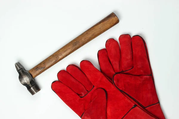 Red Work Gloves Hammer Isolated White Background Top View — Stock Photo, Image