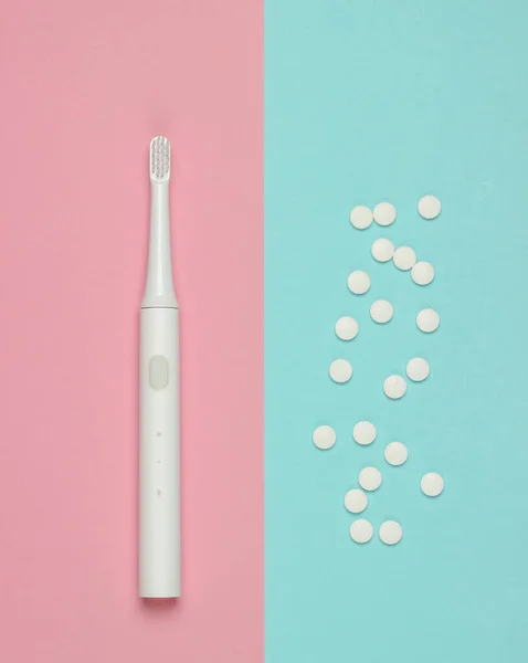 Moderne Elektrische Zahnbürste Und Pillen Auf Rosa Blauem Hintergrund Zahnmedizinisches — Stockfoto
