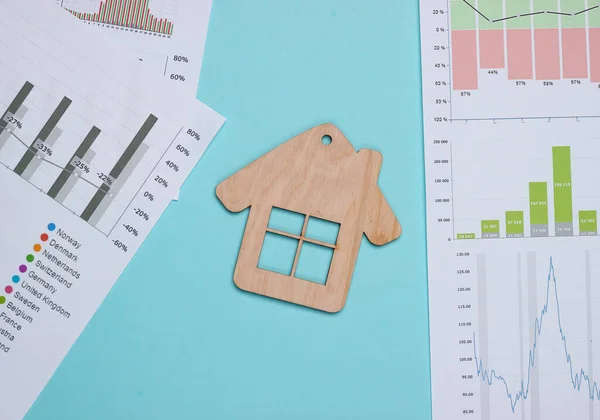 Κερδοφόρα Επένδυση Ανάλυση Αγοράς Αγοράζοντας Ένα Ακίνητο Σπίτι Minifigure Γραφήματα — Φωτογραφία Αρχείου