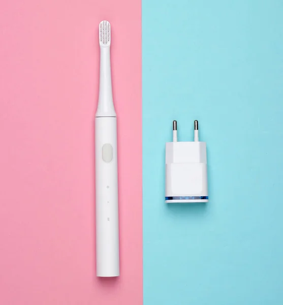Moderne Elektrische Zahnbürste Mit Ladegerät Auf Rosa Blauem Hintergrund Ansicht — Stockfoto