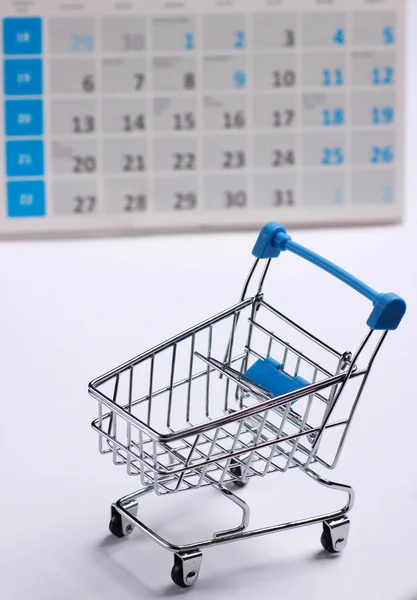 Miniatur Warenkorb Mit Desktop Kalender Auf Weißem Hintergrund Feiertagseinkauf Schwarzer — Stockfoto