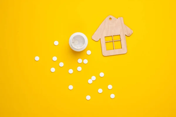 Otthon Gyógyul Palack Tabletták Mini Szobrocska Sárga Háttérrel Egészségügy Orvostudomány — Stock Fotó