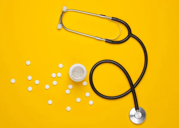 Médecine Nature Morte Stéthoscope Avec Bouteille Pilules Sur Fond Jaune — Photo