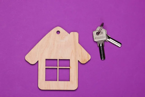 Estatuilla Casa Madera Llavero Con Llave Sobre Fondo Púrpura Vista — Foto de Stock