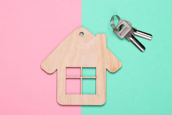 Ξύλινο Σπίτι Ειδώλιο Μπρελόκ Κλειδιά Μπλε Ροζ Φόντο Άνω Όψη — Φωτογραφία Αρχείου