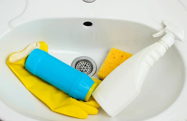 洗面台の近くで製品を洗浄します 浴室の掃除 — ストック写真
