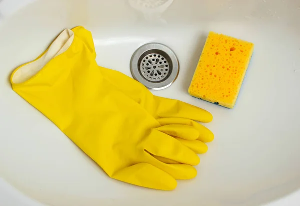 Желтые Перчатки Губка Умывальнике Крупным Планом Уборка Ванной — стоковое фото