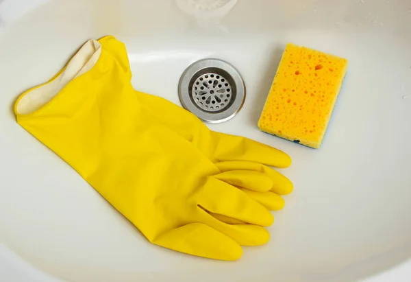 Gele Handschoenen Spons Wastafel Close Badkamerreiniging — Stockfoto