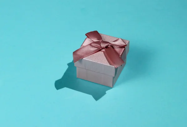 Roze Geschenkdoos Met Strikje Een Blauwe Pastelachtergrond Close Vakantie Concept — Stockfoto