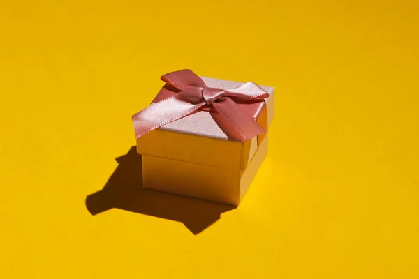 Roze Geschenkdoos Met Strikje Gele Achtergrond Close Vakantie Concept Verjaardag — Stockfoto