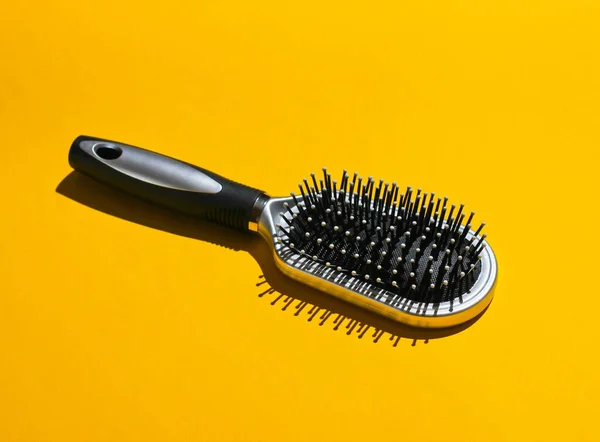 Escova Cabelo Fundo Amarelo Beleza Moda Tiro Com Sombra Cuidados — Fotografia de Stock