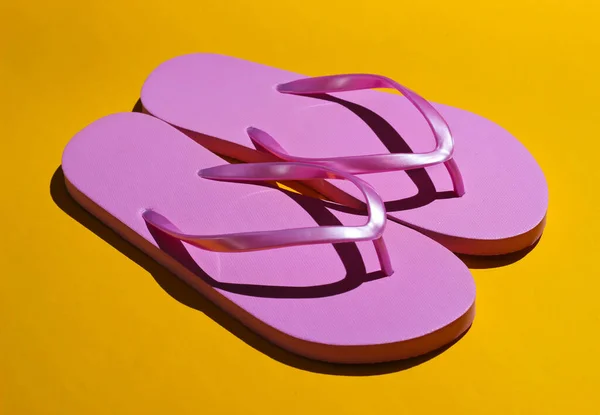 Pinkfarbene Flipflops Auf Gelbem Hintergrund Modestudio Mit Schatten Gedreht — Stockfoto