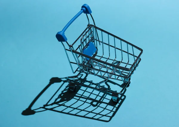 Shopping Vagn Blå Bakgrund Med Skuggor Mini Shopping Koncept — Stockfoto