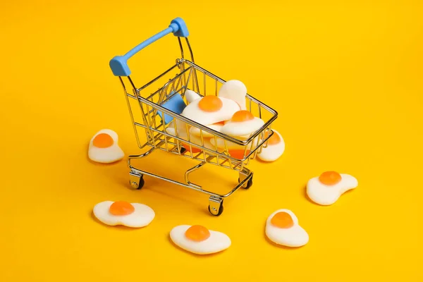 Mini Shopping Trolley Marmalade Fried Eggs Yellow Background Sweets Shopping — Stock Photo, Image
