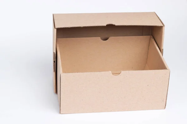 Beyaz Arkaplanda Izole Edilmiş Boş Karton Kutu — Stok fotoğraf